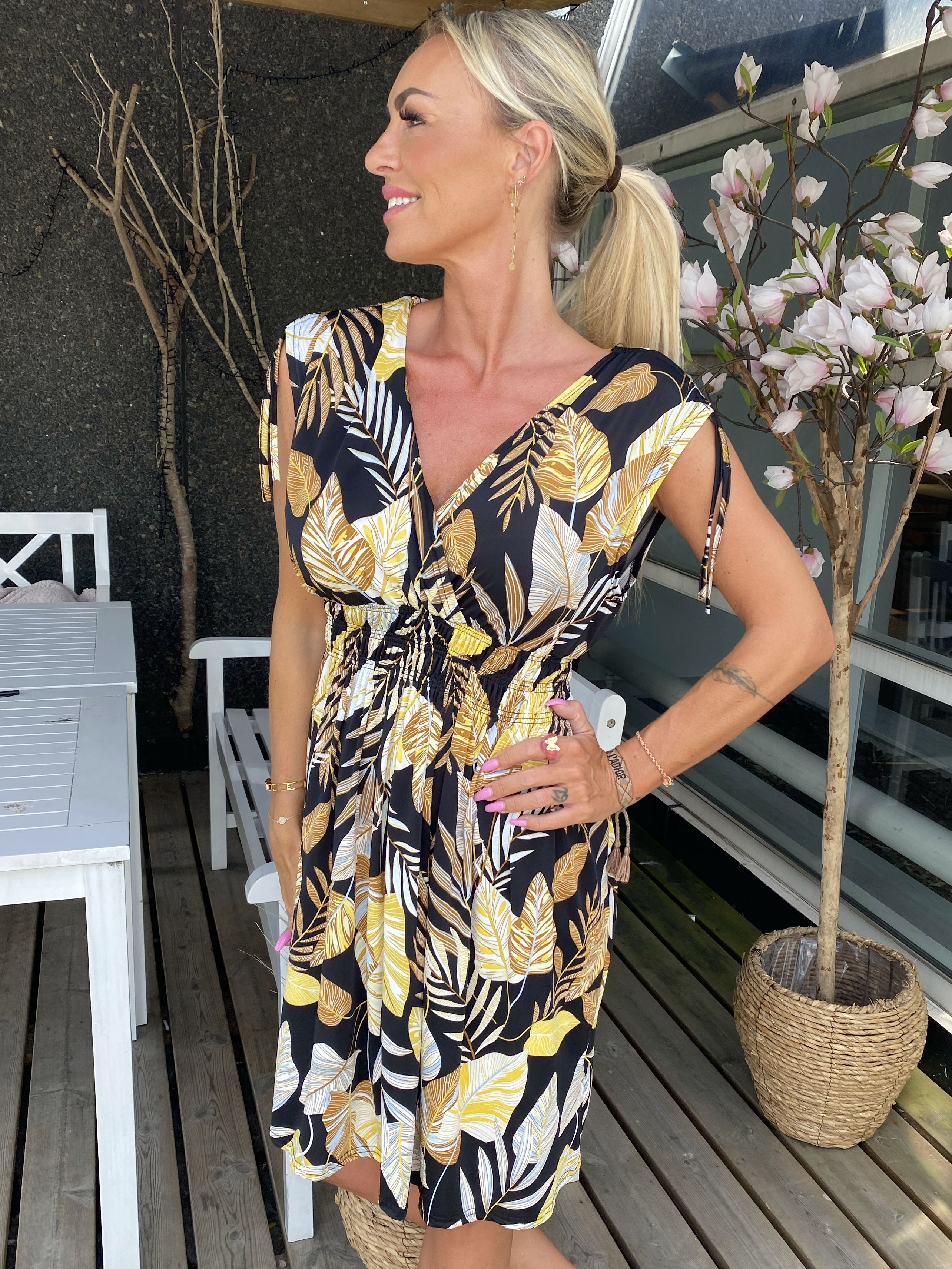 Pams Short - Kort elastisk klänning i rynkfritt tyg